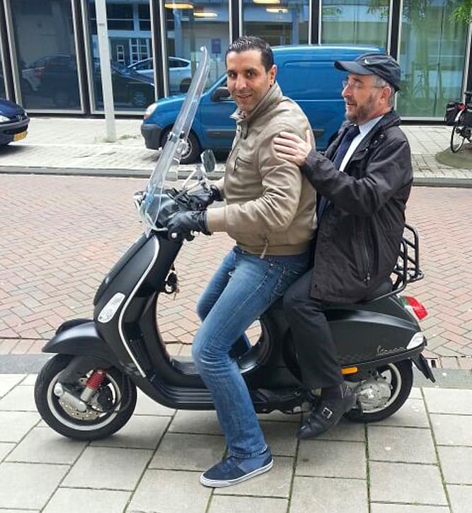 Saïd en Lody op weg naar een schoolproject